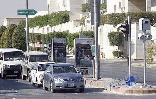 “المرور” قطع الإشارة لسيارات الطوارئ بالمسار الثالث فقط