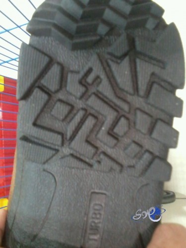 بالصور.. مراكز تسوق تبيع أحذية مطبوعا عليها لفظ الجلالة