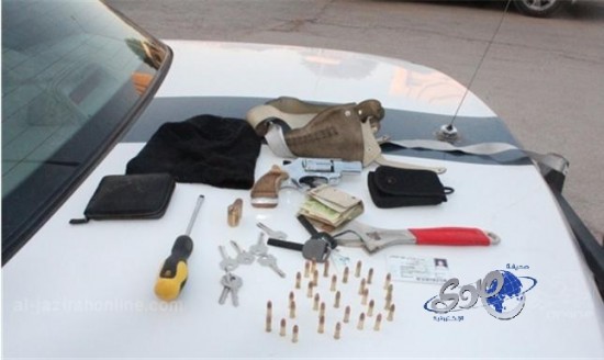 الإطاحة بسارق المنازل متلبساً وبحوزته مسدس بالرياض