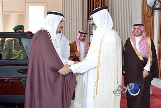 ولي العهد يقوم بزيارة لأمير قطر ويعقد اجتماعاً معه