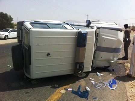 نجاة قائد دورية أمنية إثر انقلاب سيارته بمثلث ترقش بمحايل عسير