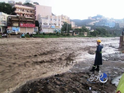 مدني جازان يحذر من الامطار والسيول ويستنفر دورياته