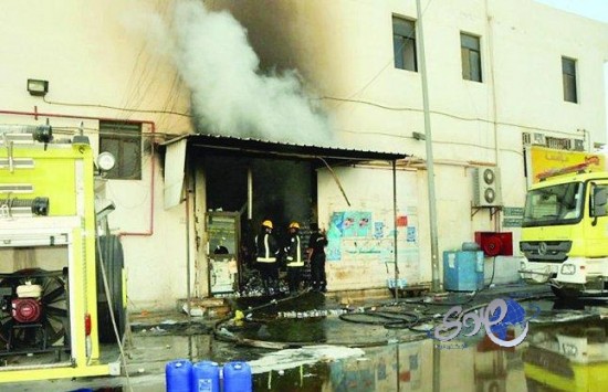 “مدني جدة” يسيطر على حريق مستودع المواد الغذائية