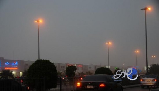 عاصفة مثيرة للغبار والأتربة تضرب سماء الرياض
