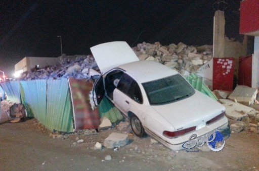 سيارة ترتطم بأنقاض بناية مهدومة