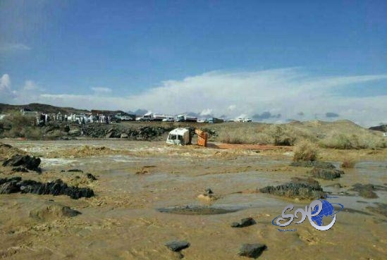 السيول تجرف شاحنة في بللحمر