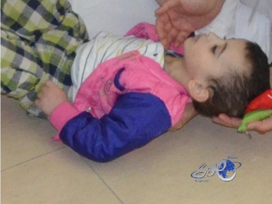 بنجر يسعف طفل بسوق مكة مول