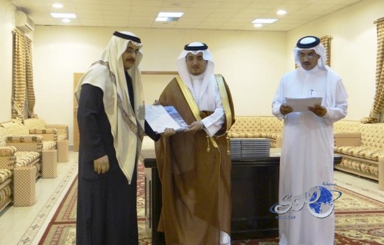 رئيس مركز تنومة يكرّم فريق عمل ” تنومة رحلة بصرية “