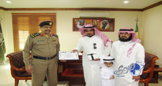 “مدني الشمالية” يكرم مواطناً أنقذ طفلاً من الغرق في عرعر