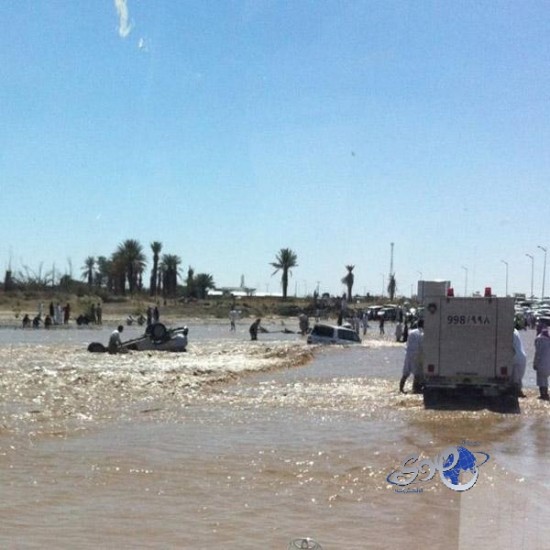 بالصور..إنقاذ محتجزين بسيول وأمطار في بيشة وجازان