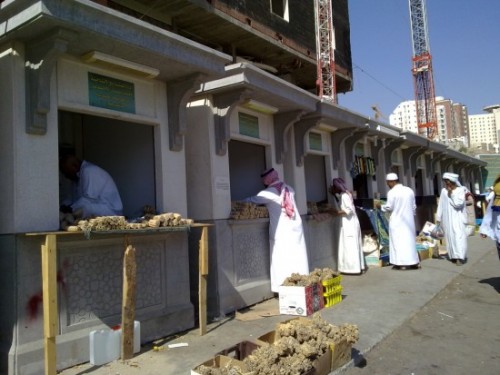 بائعو السواك في الحرم المكي من الأرصفة إلى الأكشاك