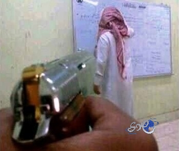 صورة طالب يصوب مسدساً تجاه معلمه تثير جدلاً