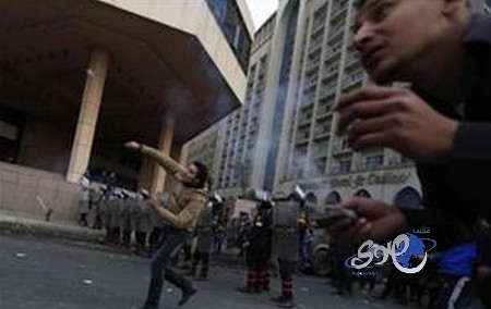 متظاهرون يجردون شخصًا من ملابسه ويسحلونه من أمام &#8220;سميراميس&#8221;