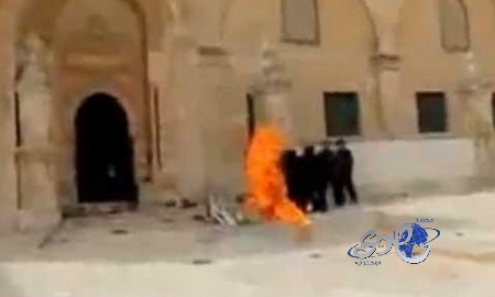 بالفيديو.. شاب فلسطيني يشعل النيران في جسد جندي إسرائيلي أمام «الأقصى»