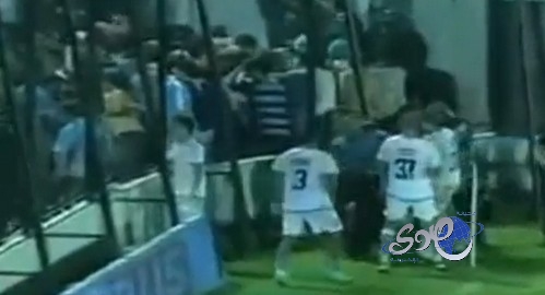 بالفيديو.. شرطي يضرب لاعباً بـ ” قسوة” في الدوري الأرجنتيني