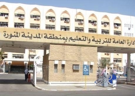 معلم يطارد حافلة طلاب وينتزع منها طالباً ويوسعه ضرباً بالشارع