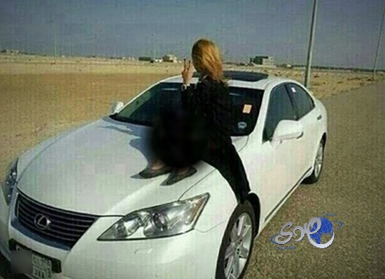 فتاة “تعرت” فوق “مركبة سعودية “ونشرت الصورة وفات عليها تخفى لوحة السيارة !