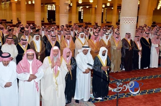 أمير الرياض يؤدي صلاة الميت على الفقيد صاحب السمو الأمير سعد بن ثنيان