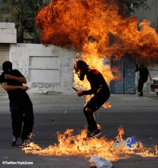 أحد مرتكبي الشغب في البحرين تلتهمه النيران بعدما سقطت من يده قنبلة مولوتوف
