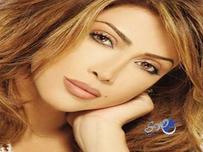 معجب يغدق نوال الزغبي بالورد ويعرض عليها الزواج في الدوحة