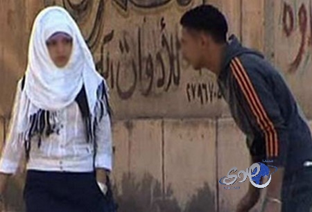 مصري يكتشف طريقة جديدة للتحرش بالفتيات بواسطة ثعبان ضخم