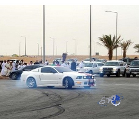 مفحط يتهجم على أفراد المرور ويصدم دوريتين