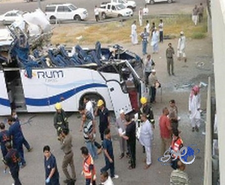 اصطدام بكبري مشاة يقتل ويصيب 20 معتمرا