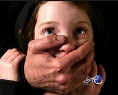 نجاة طفلة بإعجوبة من الاغتصاب بعد أن جردها مغتصبيها ملابسها!
