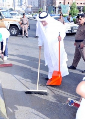 وكيل إمارة مكة المكرمة يشارك الطلاب في برنامج &#8220;نظافة مكة مسؤوليتي&#8221;