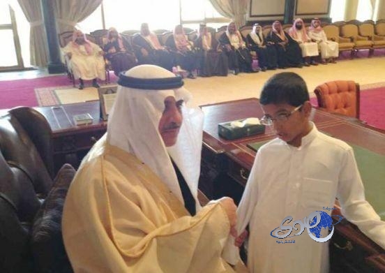 أمير تبوك يطمئن على حالة الطفل خالد الحويطي بعد علاجه