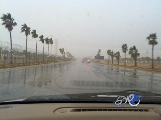 الآن.. بعد الغبار هطول أمطار متفرقة في الرياض