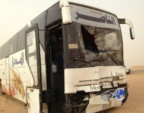 بالصور..حافلة معتمرين ترتطم بجمال سائبة وتصرع 3 منها بالقصيم