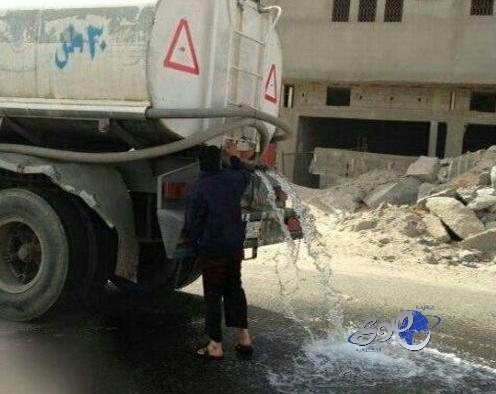 بالصور.. سائق صهريج يهدر مياه السقيا في طريب