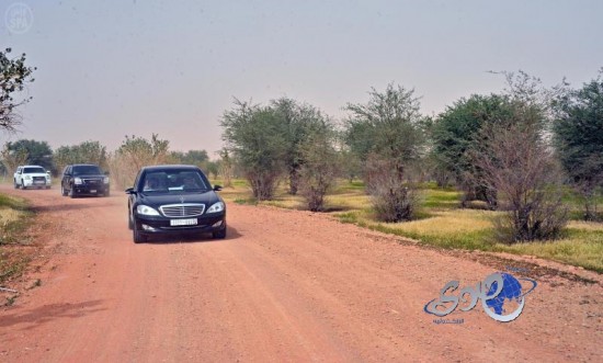 بالصور.. خادم الحرمين يقوم بجولة بالسيارة في روضة خريم
