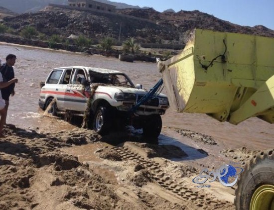 بالصور.. “مدني بيشة” ينقذ مواطناً عَلِق في سيول وادي ترج