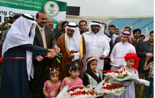 حملة خادم الحرمين لإغاثة الشعب الباكستاني تدشن برنامج توفير الحقائب المدرسية