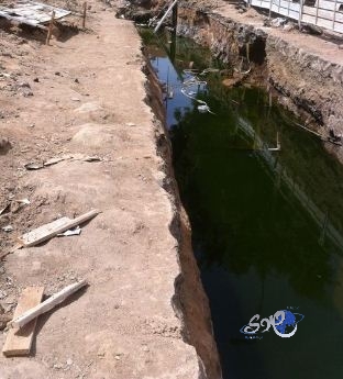 مشروع تطويري يتحول لمركز تجمع مياه المجاري و الحشرات
