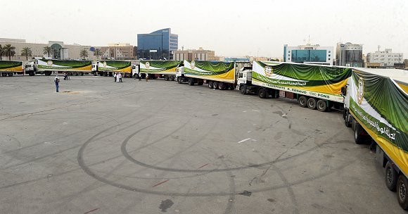 41 شاحنة محمَّلة بالأغذية والملابس من الرياض للاجئين السوريين