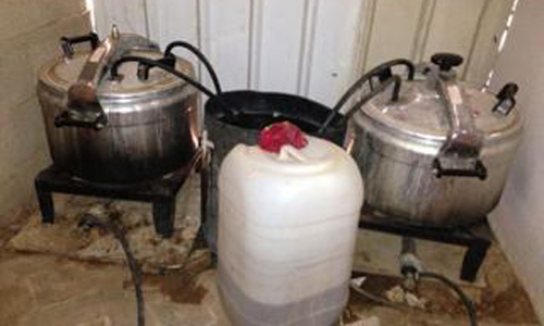 “هيئة البدائع” تضبط مصنع خمور داخل محل لبيع “البط”