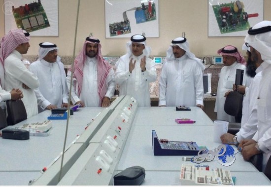 تربويون يزورون مركز الطائف العلمي