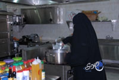“الهيئة” عمل النساء في مطاعم الوجبات السريعة مخالف للنظام ولم يؤذن به