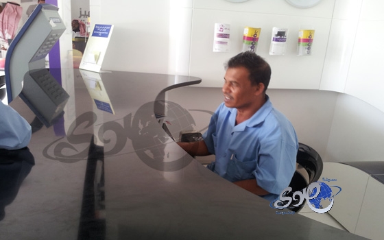 بالصور..عامل نظافة يقوم بخدمة العملاء في شركة الاتصالات السعودية