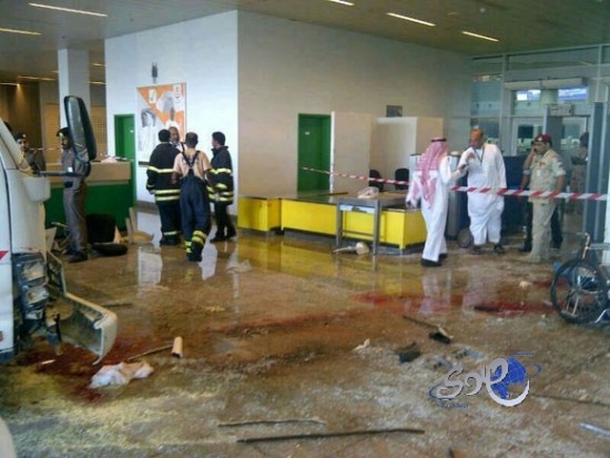 لجنة للتحقيق في اقتحام شاحنة صالةً بمطار الملك عبد العزيز