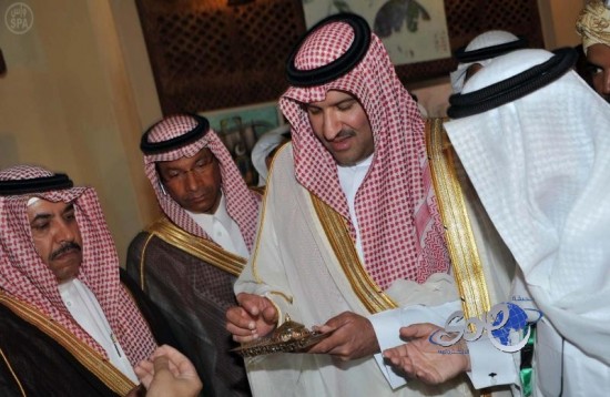 أمير منطقة المدينة المنورة يتفقد جناح بيت المدينة بالجنادرية