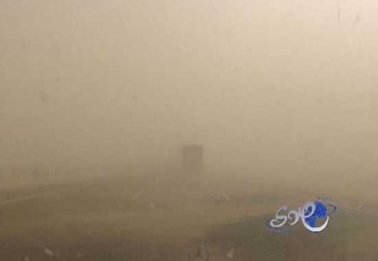عاصفة ترابية تربك الحركة على طريق “الطائف – الرياض”