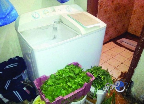 ضبط مقيم يحضّر الأغذية في “دورة مياه” منزله