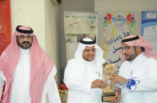 الثقفي يكرم منسوبي المدرسة “الفيصلية” لحصولهم على جائزة مكة للتميز