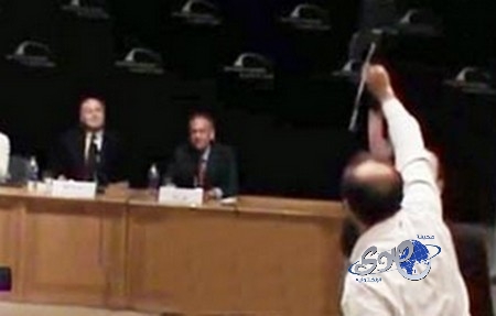 بالفيديو.. محاولة ضرب أبو الغيط بـ«حذاء» وأبو الغيط يحاول الرد أيضاً