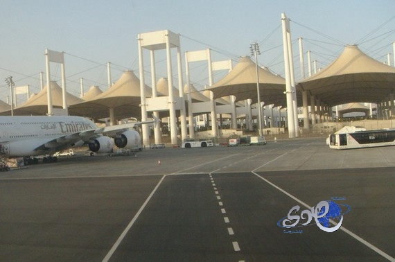 سيارة تقتحم صالة الحجاج بمطار جدة