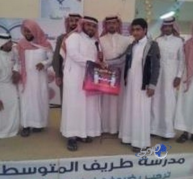 مدرسة “متوسطة” تحتفي بأحد طلابها عقب قدوم مولوده الأول